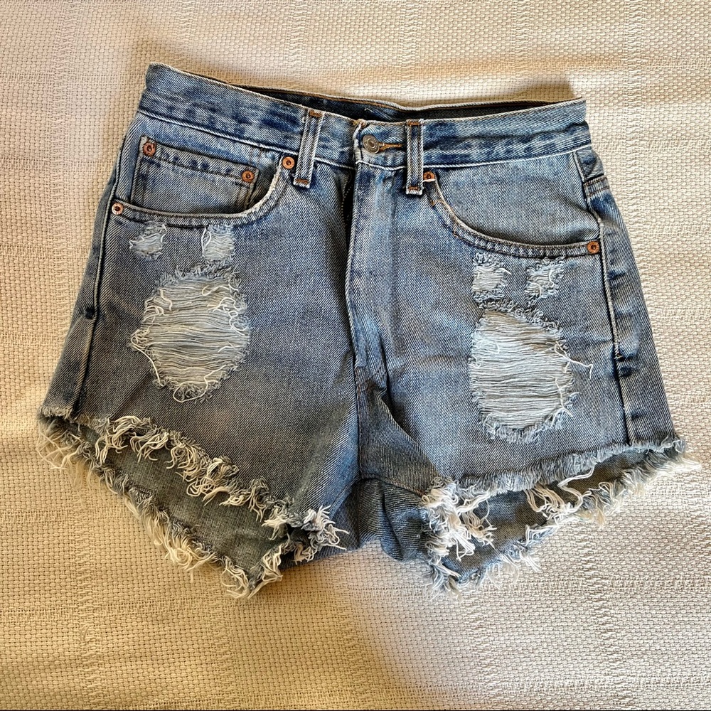 LIKE NEW LEVI’S High Waisted Jean Shorts